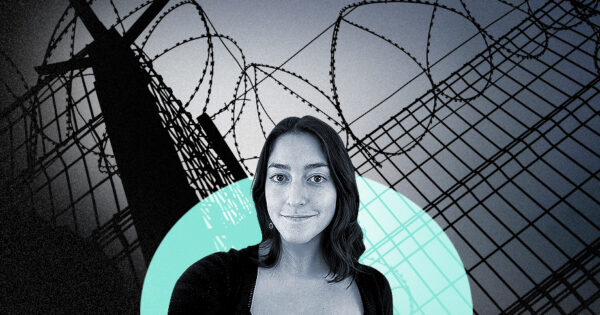 La imagen muestra a Elisa Alcaíno frente a una cárcel