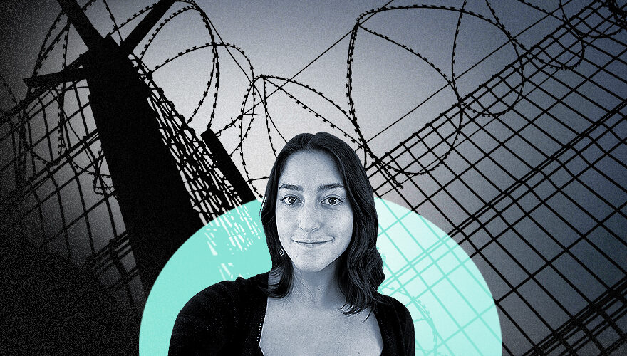 La imagen muestra a Elisa Alcaíno frente a una cárcel